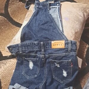 Overralls super cute